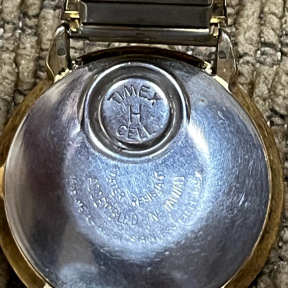 Vintage Timex Quartz Watch with Date Display - Picture 7 of 8